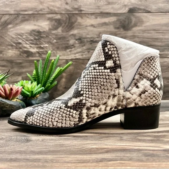 NIB Marc Fisher Yilda Notched Western Leather Ankle Bootie Black Snake Multi 8M - Picture 6 of 12